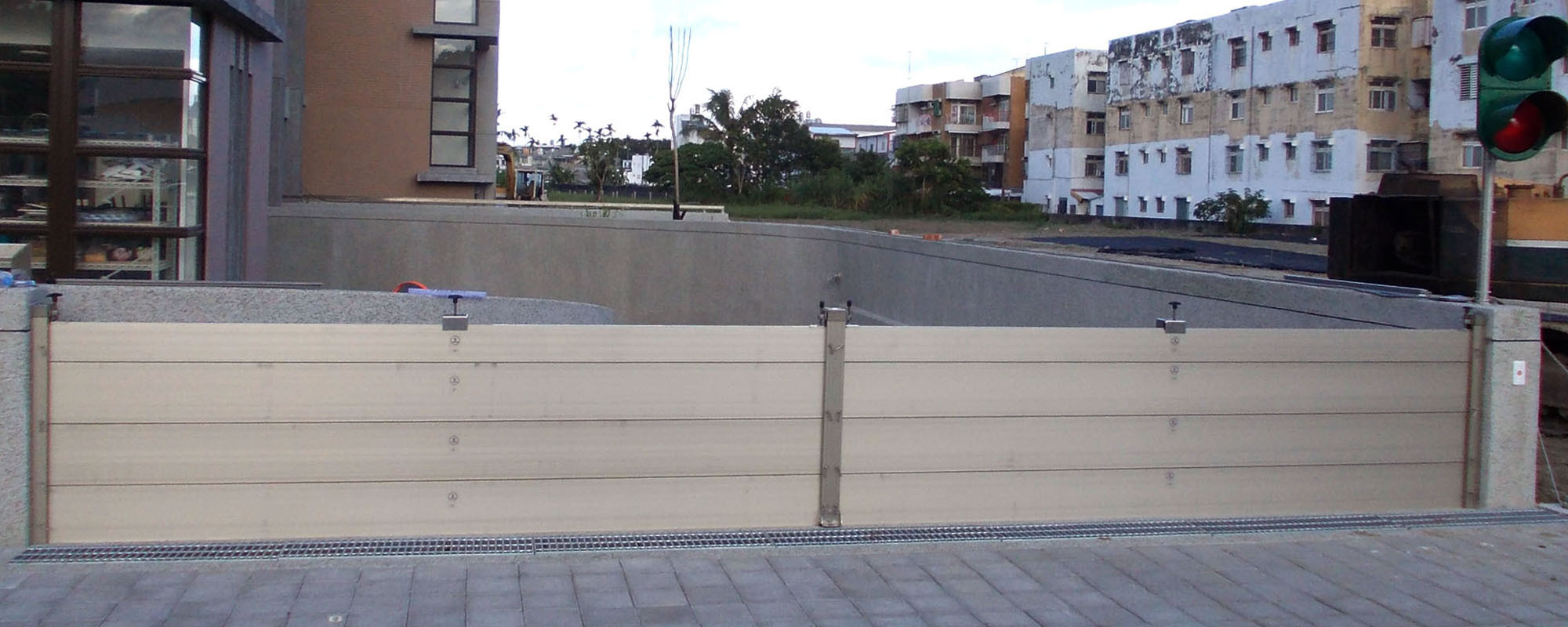 台東富方大樓車道